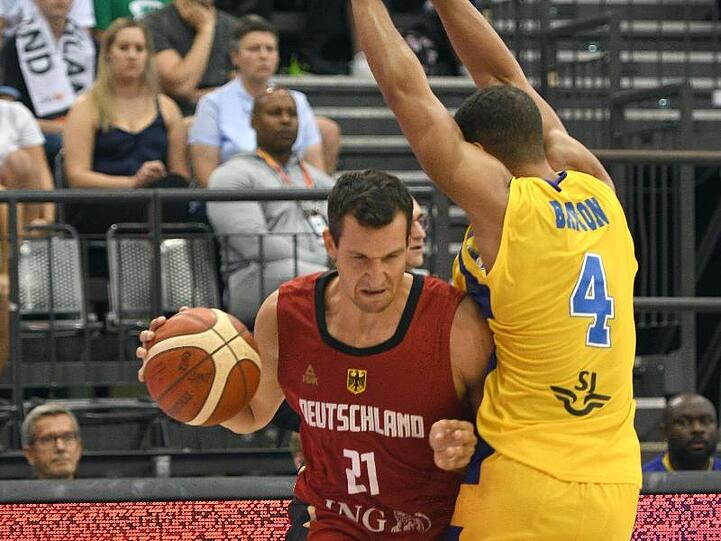 Paul Zipser (l) setzt sich gegen Schwedens Charles Barton Jr. durch.