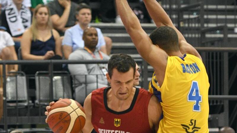 Paul Zipser (l) setzt sich gegen Schwedens Charles Barton Jr. durch. Paul Zipser (l) setzt sich gegen Schwedens Charles Barton Jr. durch.