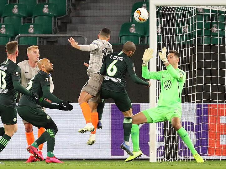 Júnior Moraes (M) brachte Schachtjor in Wolfsburg in Führung.