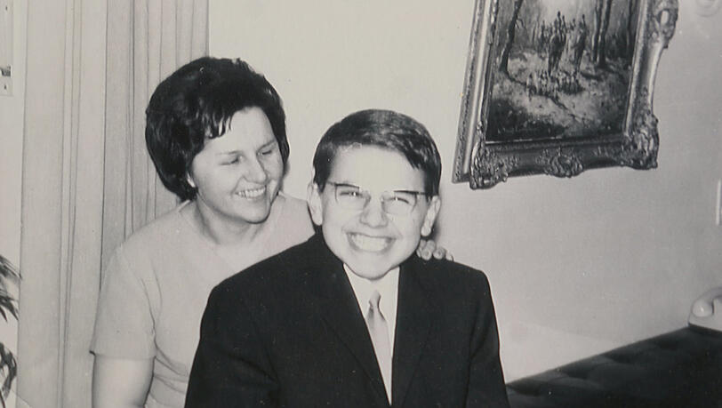 Manfred mit seiner Mama bei seiner Konfirmation.