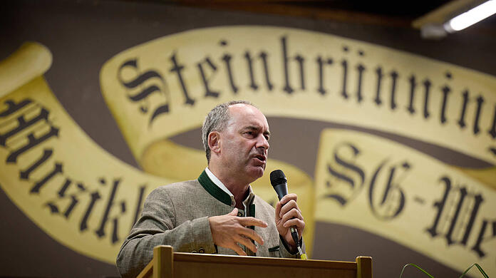 Wie üblich wirkte Hubert Aiwanger bei seinem ersten Wahlkampfauftritt nach der Flugblattaffäre kämpferisch, aber verhaltener als sonst.