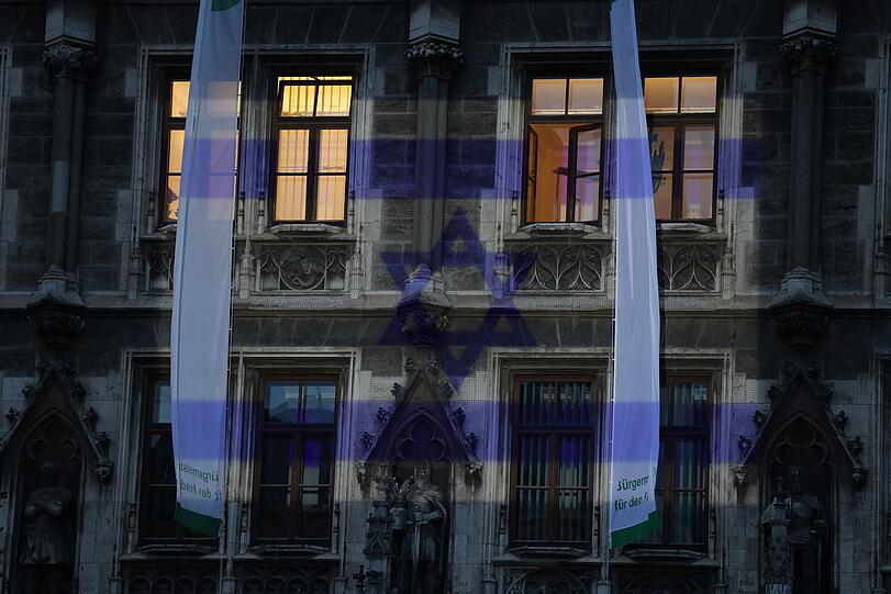 Das mit Israel-Flagge angestrahlte Rathaus.