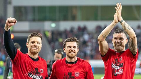 Xabi Alonso, Jonas Hofmann und Granit Xhaka feiern den Einzug von Bayer Leverkusen ins Finale der Europa League.
