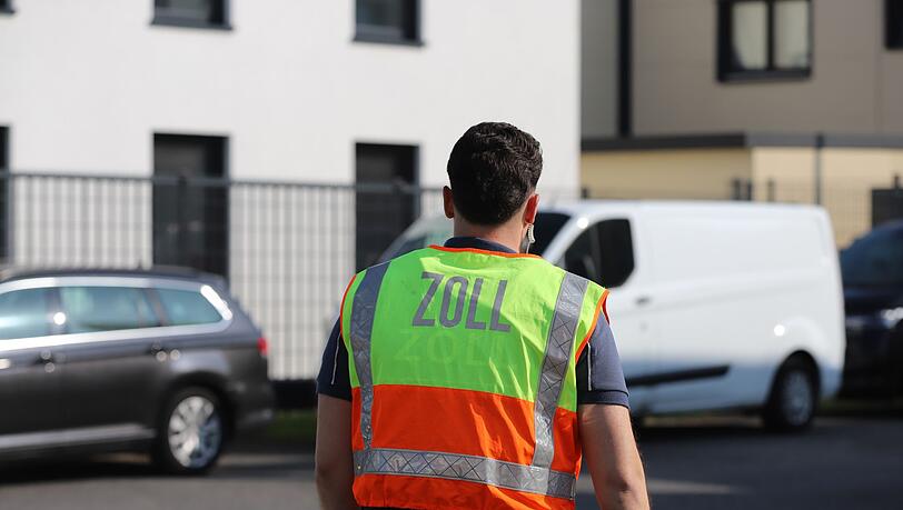 Ein Zöllner bei der Überprüfung einer Baustelle - immer wieder macht der Zoll Schwarzarbeiter ausfindig.