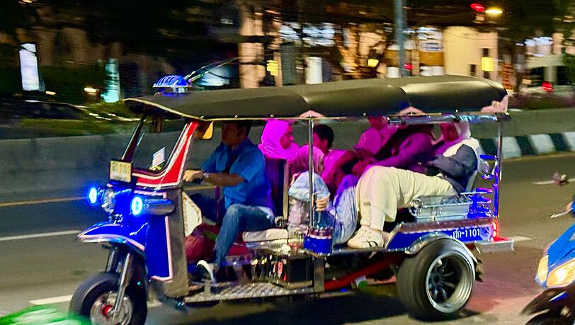 Für Touristen aus aller Welt gehört eine Fahrt mit einem knatternden Tuk-Tuk zum Bangkok-Besuch einfach dazu. Für Touristen aus aller Welt gehört eine Fahrt mit einem knatternden Tuk-Tuk zum Bangkok-Besuch einfach dazu.