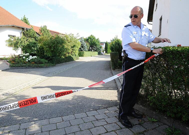 Das Haus des Sparkassendirektors Thomas Bögerl in Heidenheim-Schnaitheim ist am Montag mit heruntergelassenen Rollläden durch einen Blättervorhang zu sehen. In dem Haus wurde am Mittag die Leiche des Bankiers gefunden.