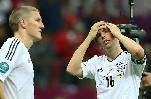 Bedient: Bastian Schweinsteiger (l.) und Philipp Lahm nach dem 1:2 im EM-Halbfinale gegen Italien.