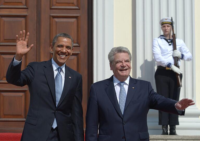US-Präsident Obama ist im Park von Schloss Bellevue mit Bundespräsident Gauck zusammengetroffen.