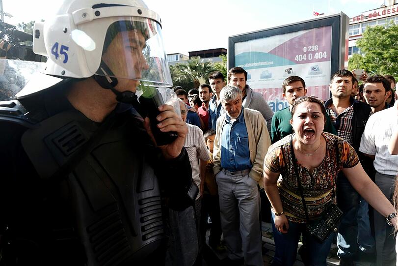 Tränengas, Wasserwerfer und Gummigeschosse - Sehen Sie hier weitere Bilder aus der Türkei.