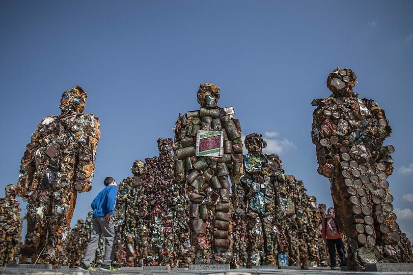 Kunst am Platz - Kunst in Verbindung mit Umwelt wie beispielsweise die "Trash People", Figuren aus Müll.