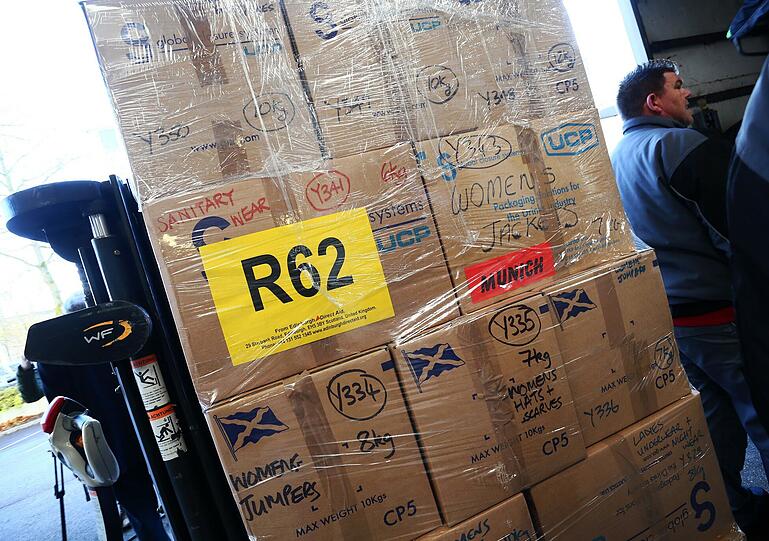 Fast 1800 Kilometer weit haben die beiden ehrenamtlichen Mitarbeiter der schottischen Hilfsorganisation &bdquo;Edinburgh Direct Aid&ldquo;, David Reeks (l.) und Jaap Prins, die Spenden der Briten nach München gefahren.