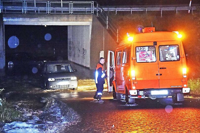 In dieser Unterführung bei Gsprait blieben FAhrzeuge stecken. Ein Mann musste aus seinem BMW befreit werden.