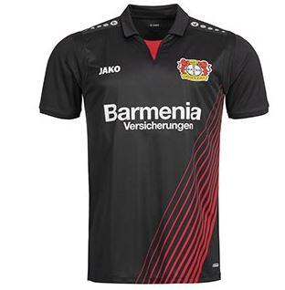 Platz 5: BAYER LEVERKUSEN: Schwarzes Trikot mit elf roten, die Werkself symbolisierenden Diagonalstreifen auf dem Vorderteil. Funktioneller Netzrücken. Beim schwarzen Polokragen mit dem Akzenteinsatz scheiden sich die Geister. Als zu dominant werden die Logos auf beiden Schultern bewertet.