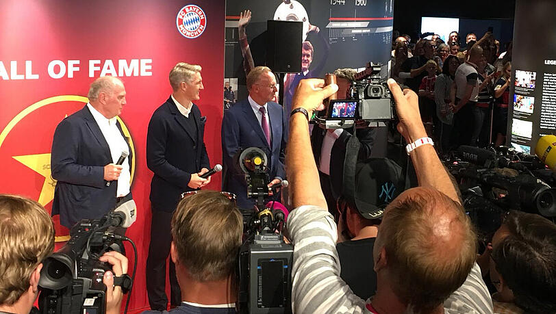 Bastian Schweinsteiger enthüllt in der Allianz Arena seinen Stern in der Hall of Fame.