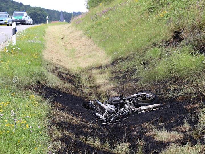 Ein Motorrad liegt im Graben. Foto: Vifogra / Eberlein/vifogra/dpa