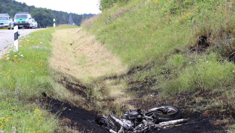 Ein Motorrad liegt im Graben. Foto: Vifogra / Eberlein/vifogra/dpa