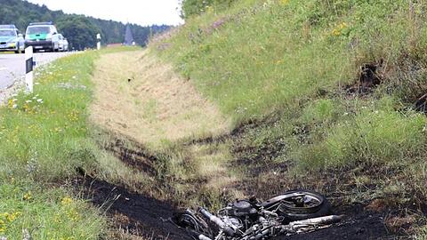 Ein Motorrad liegt im Graben. Foto: Vifogra / Eberlein/vifogra/dpa