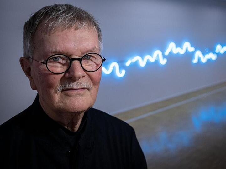 Der Künstler Jan van Munster vor seiner Lichtinstallation"Brainwave, 2017" im Kunstmuseum in Celle.