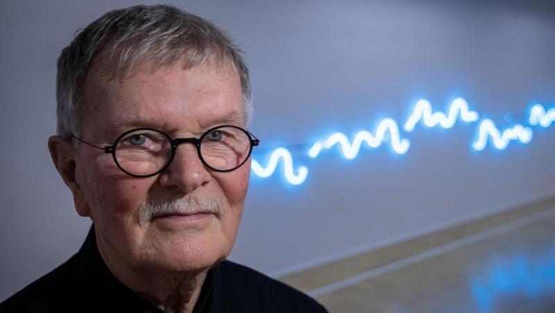 Der Künstler Jan van Munster vor seiner Lichtinstallation"Brainwave, 2017" im Kunstmuseum in Celle. Der Künstler Jan van Munster vor seiner Lichtinstallation"Brainwave, 2017" im Kunstmuseum in Celle.