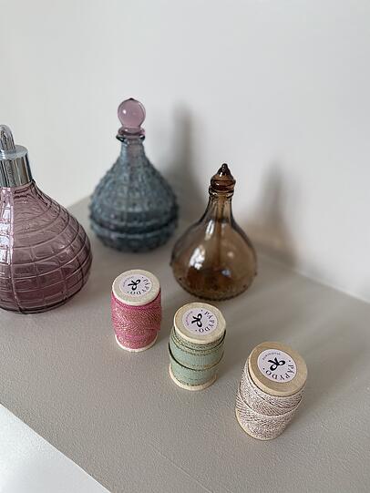 Nicht nur kompostierbares Papier vertreiben Kati und Melusine, sondern auch Geschenkbänder und Schleifen.