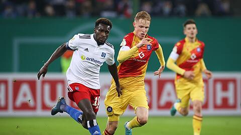Bakery Jatta (l) vom Hamburger SV und Karlsruhes Tim Breithaupt kämpfen um den Ballbesitz.