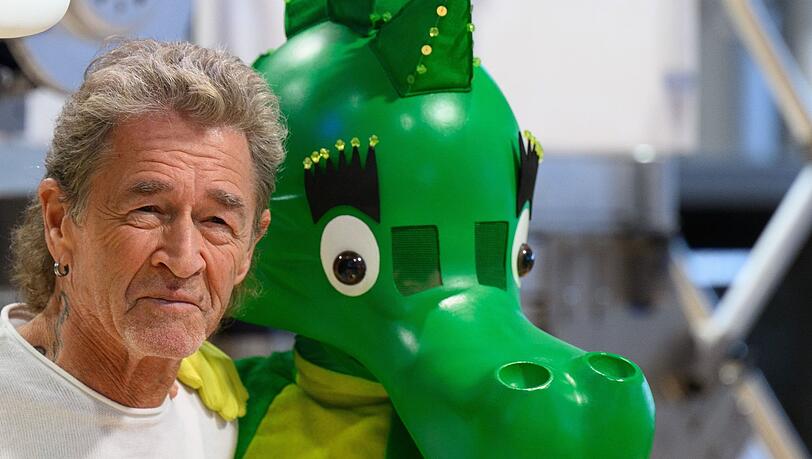 Sänger Peter Maffay steht neben dem Drachen Tabaluga.