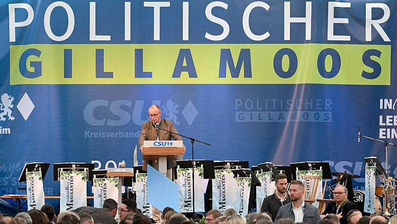 CDU-Chef Friedrich Merz spricht beim Politischen Frühschoppen Gillamoos auf der Bühne.