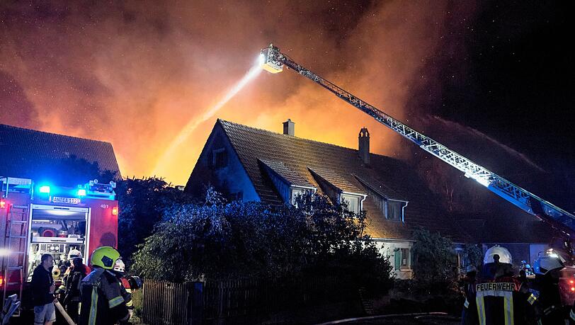 Der Stall in Wilburgstetten geriet in Brand und stürzte ein. Der Stall in Wilburgstetten geriet in Brand und stürzte ein.