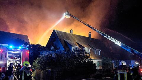 Der Stall in Wilburgstetten geriet in Brand und st&uuml;rzte ein.