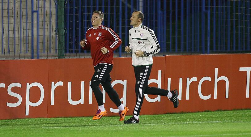 Bastian Schweinsteiger ist zwar in Doha mit dabei, aber am Tag gibt es für ihn eine individuelle Fitnesseinheit mit Rehatrainer Thomas Wilhelmi.