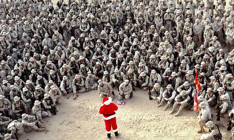 Weihnachten 2002: US Marines bekommen in der Wüste Kuwaits Besuch von Santa Claus.