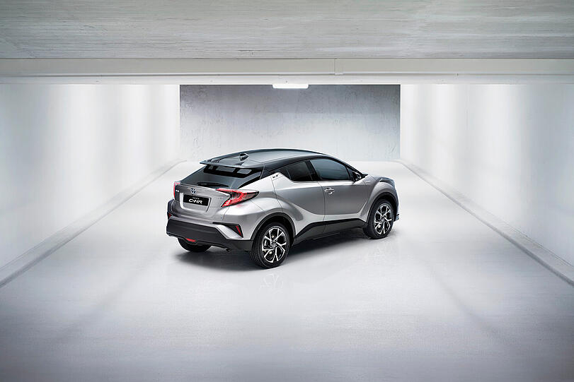 Die ungewöhnliche Linienführung des Toyota C-HR mit abfallender Dachlinie ergibt eine spannende Mischung aus SUV und elegantem Coupé.