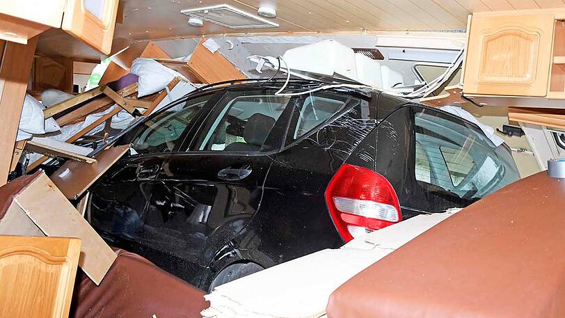 Die Münchner Straße in Feldkirchen - ein einziges Schlachtfeld. Die Bilder vom spektakulären Wohnwagen-Unfall.
