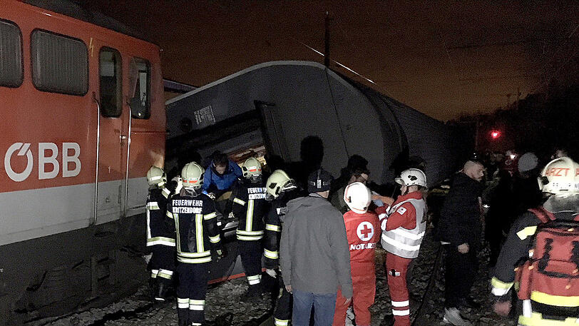 Die Feuerwehr sprach zunächst von rund 20 Verletzten, die vor allem über Kopf- und Rückenschmerzen klagten.
