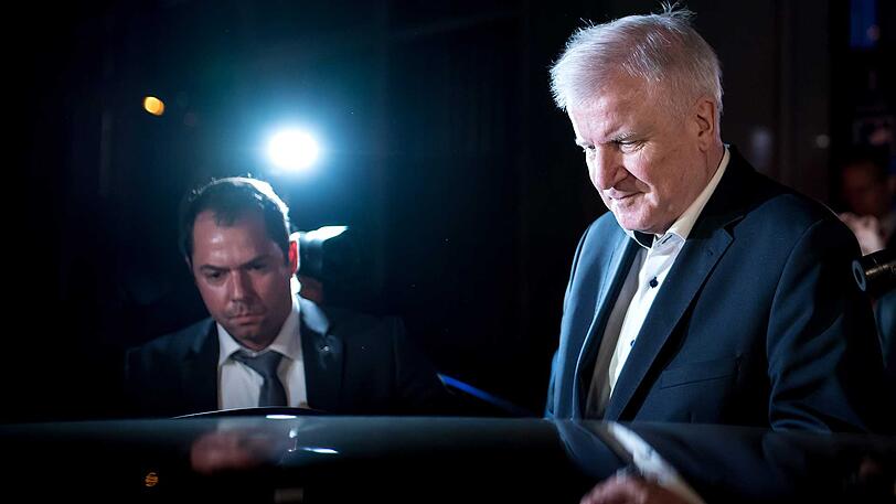 Da geht er hin - für immer? Horst Seehofer verlässt in der Nacht die CSU-Zentrale in München.