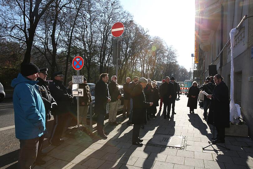 In der Widenmayerstraße wurden die ersten der neuen Gedenkstafeln und Stelen installiert.