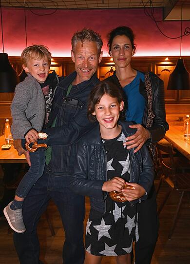 Steffen Wink mit Frau Frau Genoveva Mayer, Tochter Coco und Sohn Milan