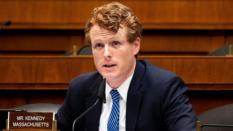 Joe Kennedy, Sohn von Robert Kennedy, verursachte 1973 einen Autounfall. Alle Insassen überlebten das Unglück. Die Freundin seines Bruders David erlitt eine Querschnittlähmung.