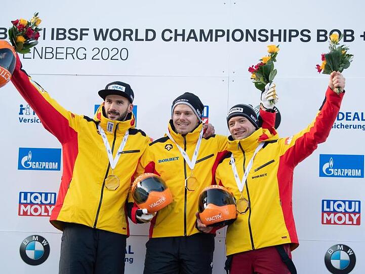 Jubel auf dem Podium: Auf Platz zwei Axel Jungk (l-r), Sieger Christopher Grotheer und Alexander Gassner.