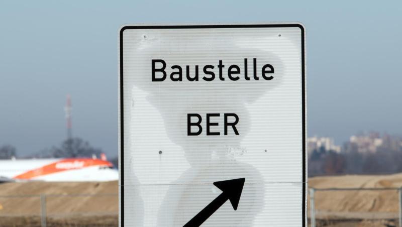 Hinweisschild an der Zufahrt zur Baustelle des Hauptstadtflughafens BER. Hinweisschild an der Zufahrt zur Baustelle des Hauptstadtflughafens BER.
