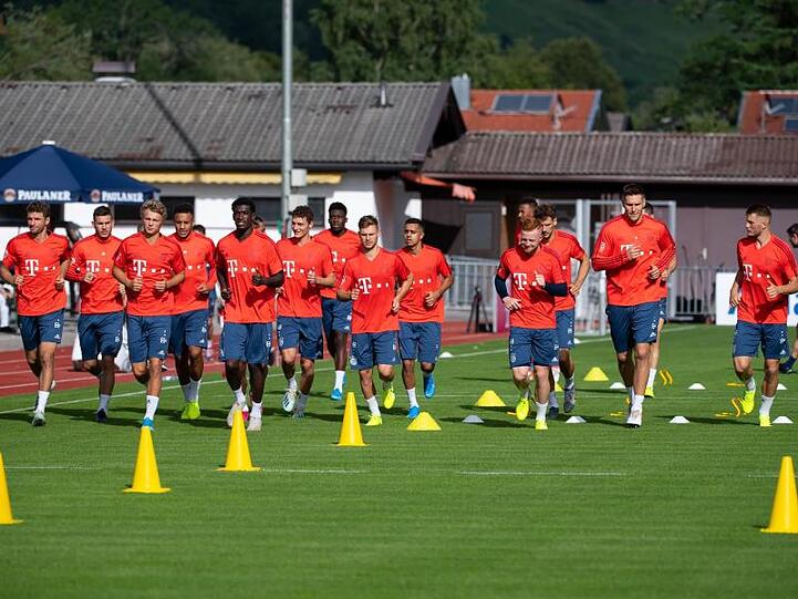Die Spieler vom FC Bayern am Tegernsee im Trainingslager beim Warmlaufen.