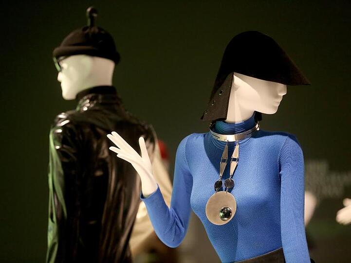 Kleider von Pierre Cardin in der Ausstellung "Pierre Cardin. Fashion Futurist" in Düsseldorf.