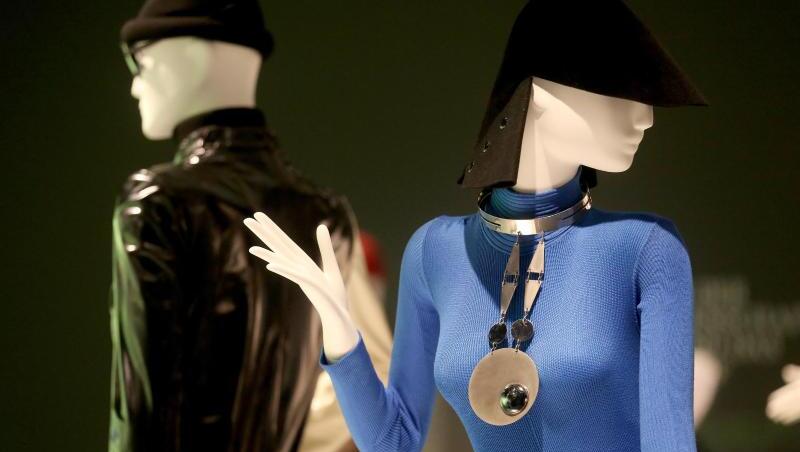Kleider von Pierre Cardin in der Ausstellung "Pierre Cardin. Fashion Futurist" in Düsseldorf. Kleider von Pierre Cardin in der Ausstellung "Pierre Cardin. Fashion Futurist" in Düsseldorf.