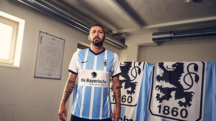 Löwen-Kapitän Sascha Mölders im neuen Heimtrikot des TSV 1860.