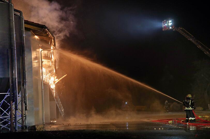 Bei Eintreffen der Feuerwehren und der ebenfalls alarmierten Streifenbesatzung der Polizeiinspektion Burghausen stand der Stall bereits in Vollbrand.