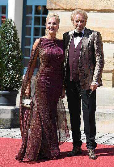 Wow-Auftritt von Gottschalk-Freundin Karina Mroß: Mit diesem Kleid stellt sie den Entertainer in den Schatten. Der Moderator selbst hat modisch etwas danebengegriffen. Sieht das Muster auf seinem Jackett aus wie Schlangen-Optik oder durch Wasserflecken beschädigtes Holz?