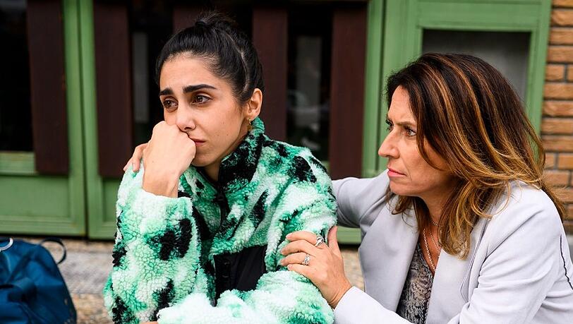 "Alles was zählt": Daniela (r.) tröstet Leyla, die sich auf das Ende ihrer Karriere einstellt.