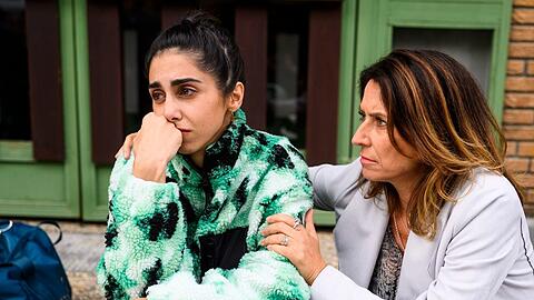 "Alles was zählt": Daniela (r.) tröstet Leyla, die sich auf das Ende ihrer Karriere einstellt.