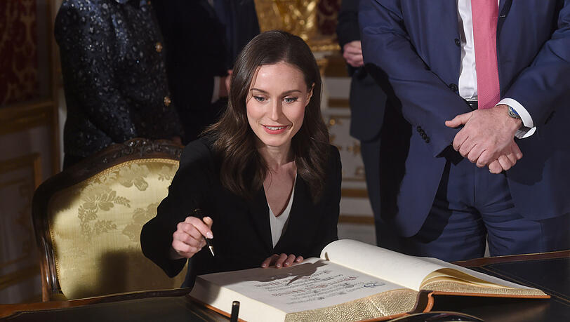 Die Ministerpräsidentin von Finnland, Sanna Marin, trägt sich ins Gästebuch der Staatsregierung in der Münchner Residenz ein. Die Ministerpräsidentin von Finnland, Sanna Marin, trägt sich ins Gästebuch der Staatsregierung in der Münchner Residenz ein.