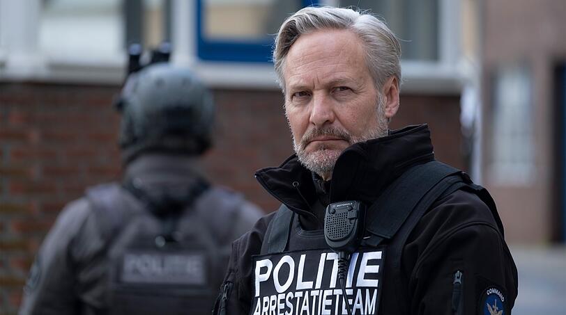 Polizist Stavast (Martijn Nieuwerf) sorgt intern für Probleme und macht SOKO-Leiter Bram das Leben schwer. Polizist Stavast (Martijn Nieuwerf) sorgt intern für Probleme und macht SOKO-Leiter Bram das Leben schwer.